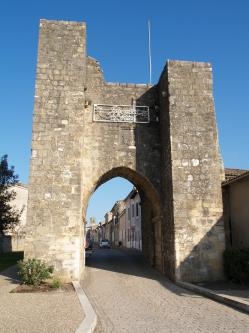 Les imposantes portes de la bastide de Sauveterre