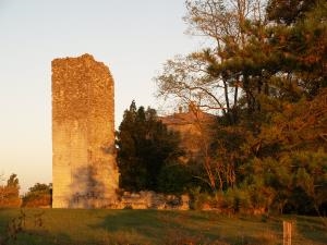 La tour du XIe du chateau de Vertheuil