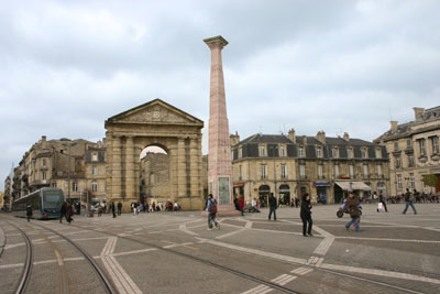 BORDEAUX : Place de la Victoire et porte d'Aquitaine