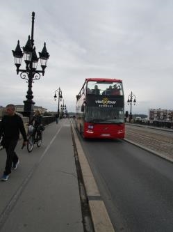 Circulation à vélo,  à pied,  bus et tramway sur le pont de pierre 