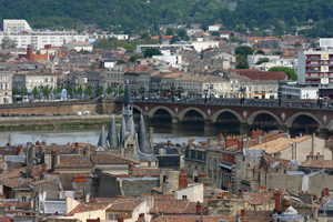 Bordeaux: Vue sur le pont de Pierre depuis la tour Pey-Berland