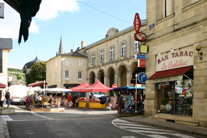 Le marché autour de la Halle