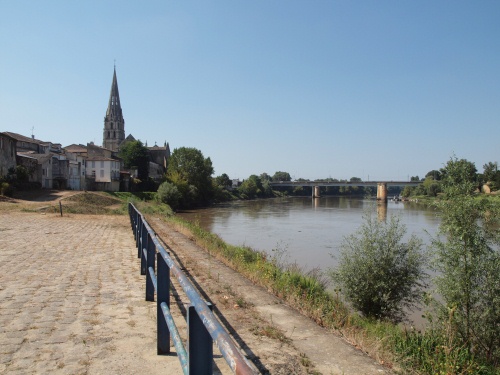L'église surplombe le fleuve de plus de 15 mètres