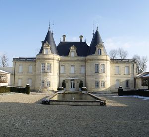 LUSSAC: Le château de Lussac est digne des plus beaux