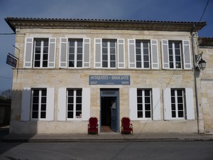 Saint-Christoly-Médoc : magasin d'antiquités