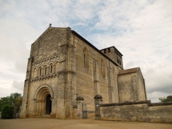 L'église romane date du XIIe siècle
